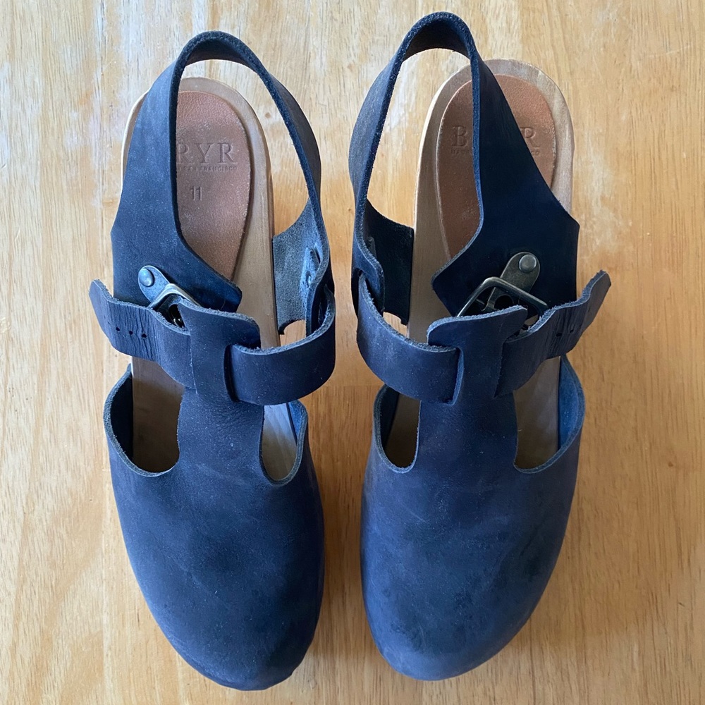 Size 11 Bryr Emma T-Strap clogs in Ink